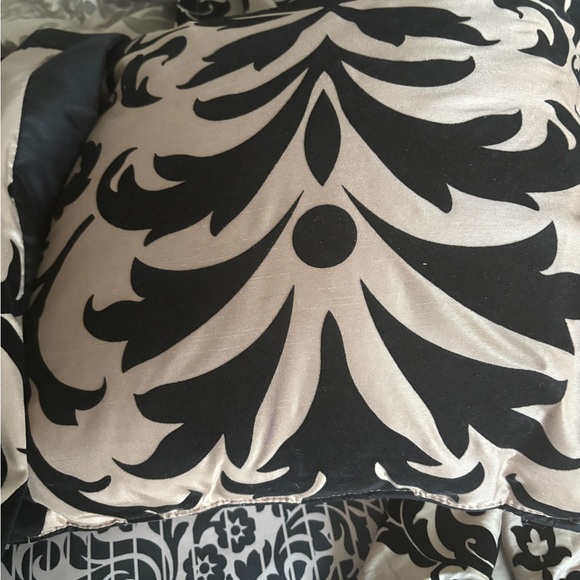 2 panel drapes new 54 w x 80 l plus king shams and decorative pillow - Picture 3 of 3